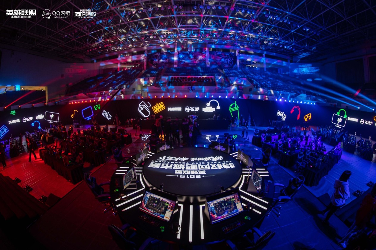 除了舞台上专业的电竞赛事之外,现场舞台氛围及布置尽显网吧特色,如